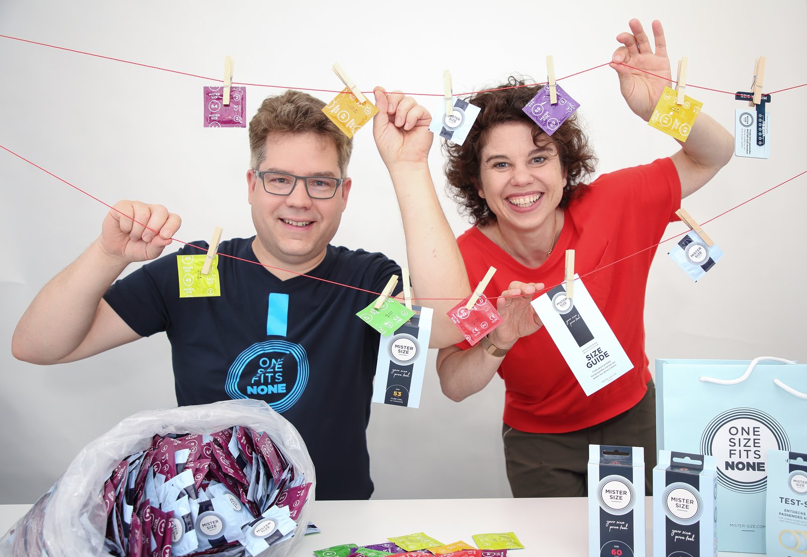 Jan ja Eva Krause Vinergy GmbH tegevjuhid koos Mister Size kondoomidega